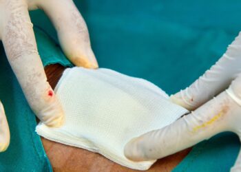 Ce tipuri de pansamente se folosesc în tratarea escarelor de decubit